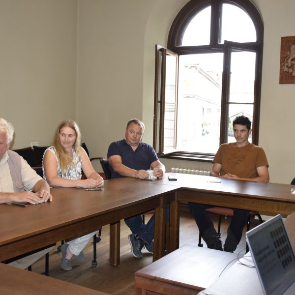 Pieci cilvēki – trīs vīrieši un divas sievietes – Īvades iedzīvotāju padome