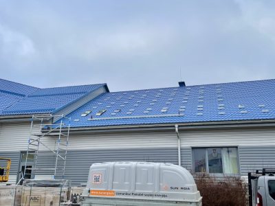 Ēka ar zilu jumtu, uz kura daļēji uzstādīti saules paneļi. Kuldīgas slimnīca